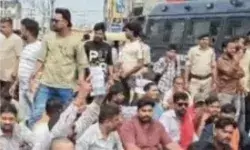 ऑटो के अंदर भरा मिला कई किलो गोमांस! सड़क पर उतरे बजरंग दल से मचा बवाल ऑटो के अंदर भरा मिला कई किलो गोमांस! सड़क पर उतरे बजरंग दल से मचा बवाल