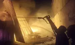 प्लास्टिक फैक्ट्री में लगी आग- CCTV कैमरे में दिखी चिंगारी प्लास्टिक फैक्ट्री में लगी आग- CCTV कैमरे में दिखी चिंगारी