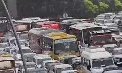 मुंबई में भारी बारिश से रेल एवं सड़क ट्रैफिक धड़ाम- स्कूलों में छुट्टी मुंबई में भारी बारिश से रेल एवं सड़क ट्रैफिक धड़ाम- स्कूलों में छुट्टी