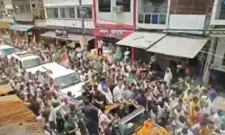 वोटर अधिकार यात्रा में समर्थकों व पुलिस में धक्का मुक्की- पेड़ व....