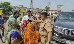 राहत का मलहम लगाने पहुंचे मंत्री के समक्ष महिलाओं का प्रदर्शन-कार को..