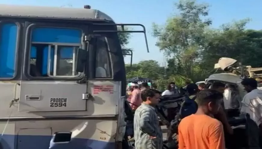 रोडवेज बस की टक्कर से छोटा हाथी के उड़े परखच्चे-गैस कटर की सहायता से..