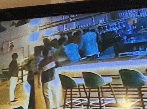 पहले दोस्तों के साथ खूब पी-फिर बिल देख बीजेपी MLC के बेटे का हंगामा पहले दोस्तों के साथ खूब पी-फिर बिल देख बीजेपी MLC के बेटे का हंगामा