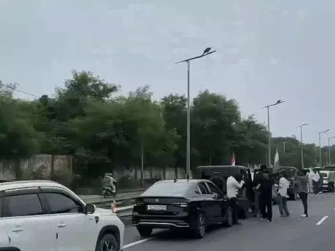 लग्जरी कारों से स्टंट-पुलिस के रोकने पर अश्लील इशारे कर भागे...
