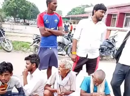 खाद को लेकर किसानों का हंगामा- नहीं मिलने पर लगाया जाम
