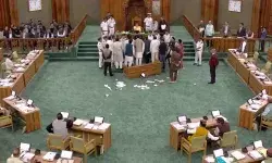 विपक्ष का सदन में हंगामा- तोडा माइक- पलट डाली सचिव की टेबल विपक्ष का सदन में हंगामा- तोडा माइक- पलट डाली सचिव की टेबल