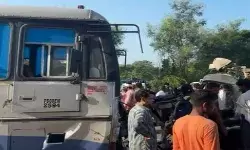 रोडवेज बस की टक्कर से छोटा हाथी के उड़े परखच्चे-गैस कटर की सहायता से.. रोडवेज बस की टक्कर से छोटा हाथी के उड़े परखच्चे-गैस कटर की सहायता से..