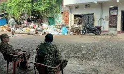 कबाडी के ठिकाने पर ED की दस्तक- घंटों तक खंगाला घर- रहा CRPF का पहरा कबाडी के ठिकाने पर ED की दस्तक- घंटों तक खंगाला घर- रहा CRPF का पहरा