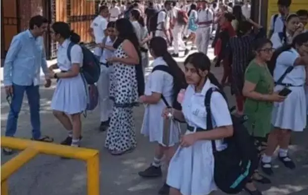 स्कूलों को फिर बम से उड़ाने की धमकी-50 से भी ज्यादा स्कूलों को वार्निंग