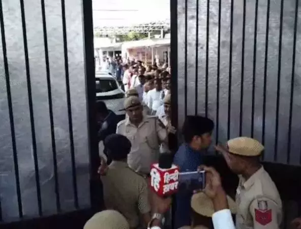 मुख्यमंत्री पर हमला- साप्ताहिक सुनवाई के दौरान शख्स ने जड़ा थप्पड़