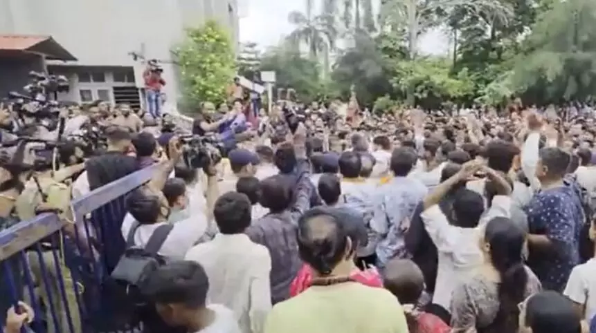स्टूडेंट ने कर डाली आठवीं के छात्र की हत्या- स्कूल में बवाल- तोड़फोड़
