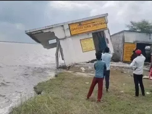और देखते ही देखते 7 सेकंड में नदी में समा गया प्राइमरी स्कूल