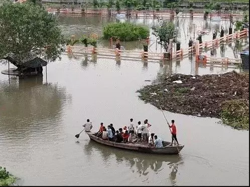 तेज बहाव एवं जलकुंभी के दबाव से पीपा पुल बहा- तेरह गांव के लोगों का...