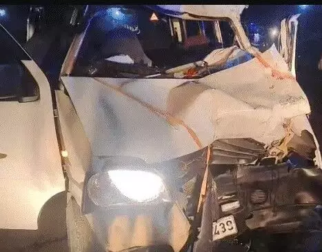 ट्रक के साथ हुई टक्कर में कार के उड़े परखच्चे- चली गई कई लोगों की जान