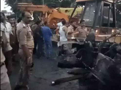 टक्कर के बाद डीसीएम एवं डंपर में लगी आग- तीन लोग जिंदा जले