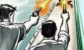 शराब ठेकाकर्मियों द्वारा ग्राहक के घर गोलीबारी से तीन लोग घायल
