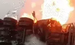 केमिकल भरा टैंकर पलटा- टैंक फटने से लगी आग- बुझाने में दो दमकलकर्मी.. केमिकल भरा टैंकर पलटा- टैंक फटने से लगी आग- बुझाने में दो दमकलकर्मी..