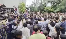 स्टूडेंट ने कर डाली आठवीं के छात्र की हत्या- स्कूल में बवाल- तोड़फोड़