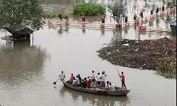 तेज बहाव एवं जलकुंभी के दबाव से पीपा पुल बहा- तेरह गांव के लोगों का... तेज बहाव एवं जलकुंभी के दबाव से पीपा पुल बहा- तेरह गांव के लोगों का...