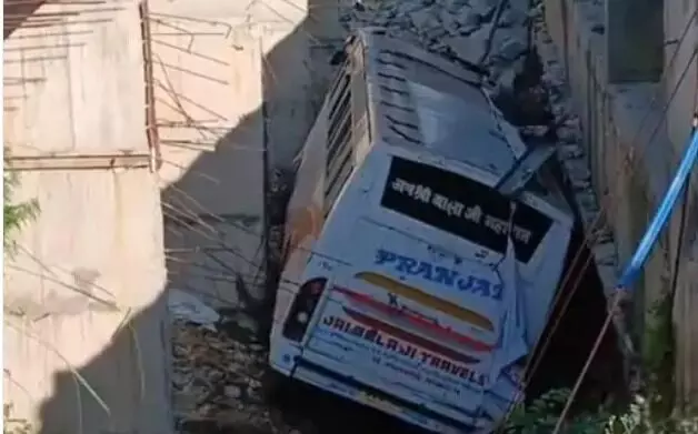सांबा में बड़ा हादसा- तीर्थ यात्रियों से भरी बस खाई में गिरी- वैष्णो.. सांबा में बड़ा हादसा- तीर्थ यात्रियों से भरी बस खाई में गिरी- वैष्णो..