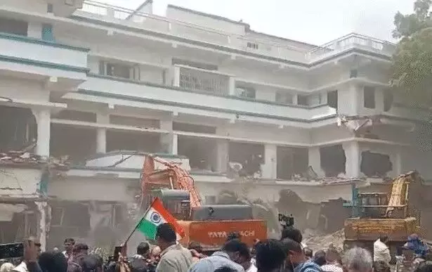 मछली के परिवार की 3 मंजिला कोठी पर चला बुलडोजर- JCB व पोकलेन..