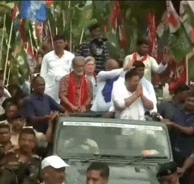 वोटर अधिकार यात्रा- तेजस्वी की गाड़ी के नीचे आया जवान- टूटे पैर