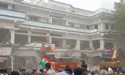 मछली के परिवार की 3 मंजिला कोठी पर चला बुलडोजर- JCB व पोकलेन.. मछली के परिवार की 3 मंजिला कोठी पर चला बुलडोजर- JCB व पोकलेन..