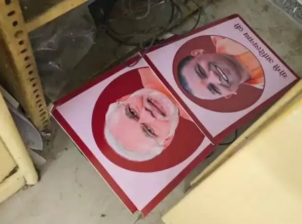 PNB में जमीन सूंघती मिली PM सीएम की तस्वीर-निलंबित कर ली गार्ड की बलि PNB में जमीन सूंघती मिली PM सीएम की तस्वीर-निलंबित कर ली गार्ड की बलि