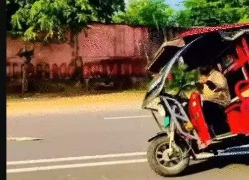 फॉलोअर्स बढ़ाने को रखी जान हथेली पर- दो पहियों पर दौड़ाया ई रिक्शा फॉलोअर्स बढ़ाने को रखी जान हथेली पर- दो पहियों पर दौड़ाया ई रिक्शा