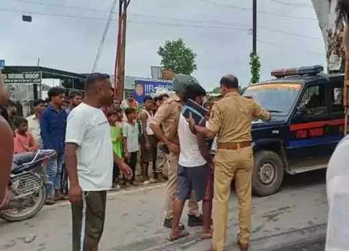 बाईपास पर हुए हादसे में ट्रक में पीछे से घुसी बाइक- युवक की मौके पर मौत बाईपास पर हुए हादसे में ट्रक में पीछे से घुसी बाइक- युवक की मौके पर मौत
