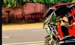फॉलोअर्स बढ़ाने को रखी जान हथेली पर- दो पहियों पर दौड़ाया ई रिक्शा