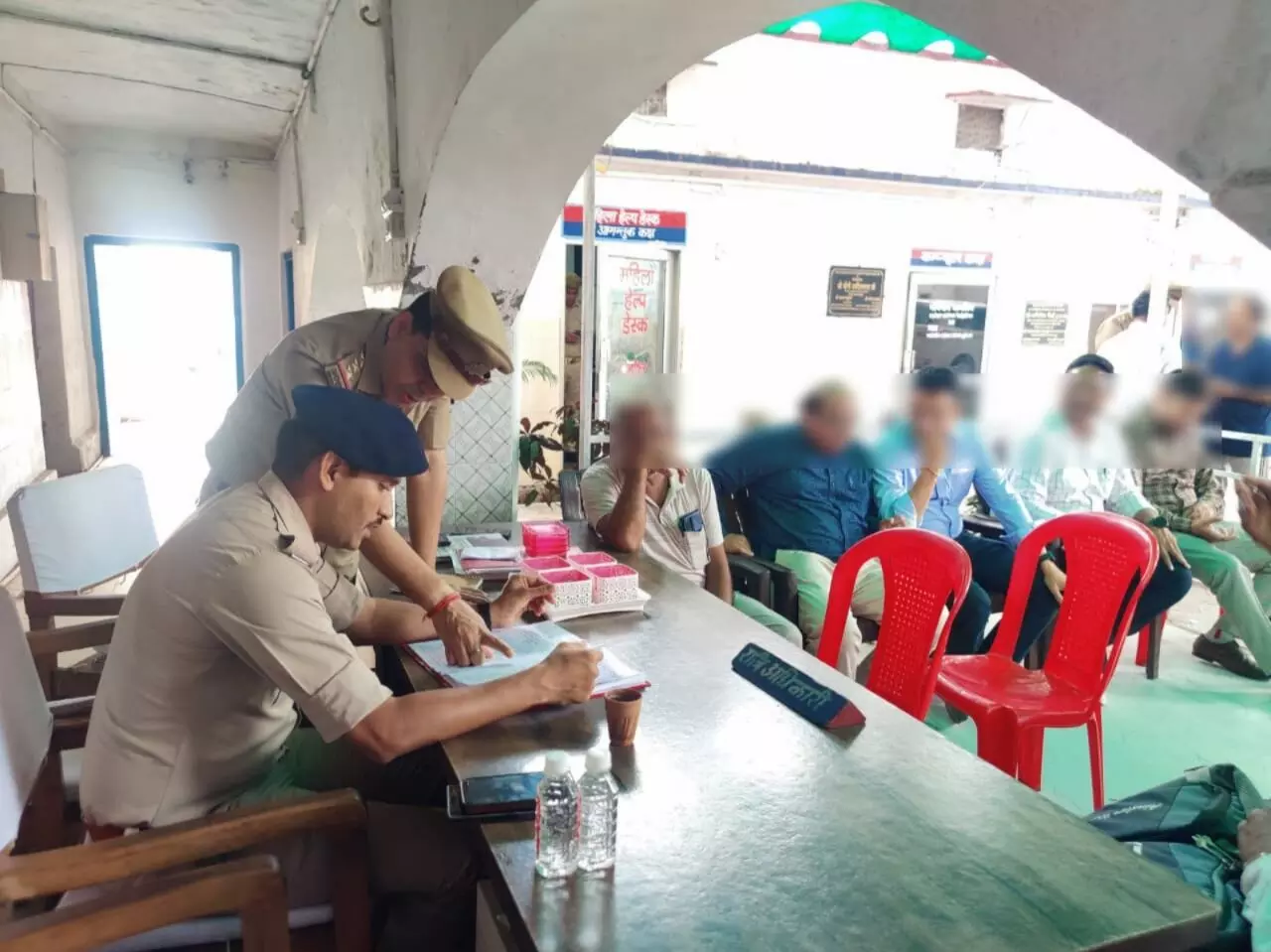 समाधान दिवस के अवसर पर इस अफसर ने थाने में सुनी जनसम्याएं समाधान दिवस के अवसर पर इस अफसर ने थाने में सुनी जनसम्याएं