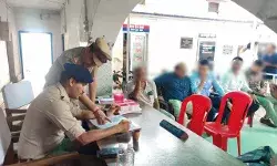 समाधान दिवस के अवसर पर इस अफसर ने थाने में सुनी जनसम्याएं समाधान दिवस के अवसर पर इस अफसर ने थाने में सुनी जनसम्याएं