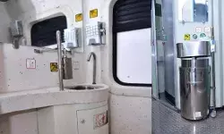 चलती ट्रेन के AC कोच के कूड़ेदान में मिला 8 साल की बच्ची का शव