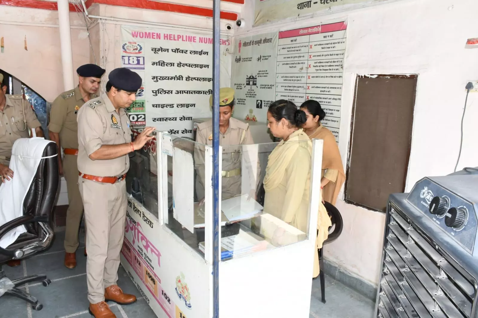 अचानक इस थाने में पहुँच गए SSP जानिये फिर क्या हुआ अचानक इस थाने में पहुँच गए SSP जानिये फिर क्या हुआ