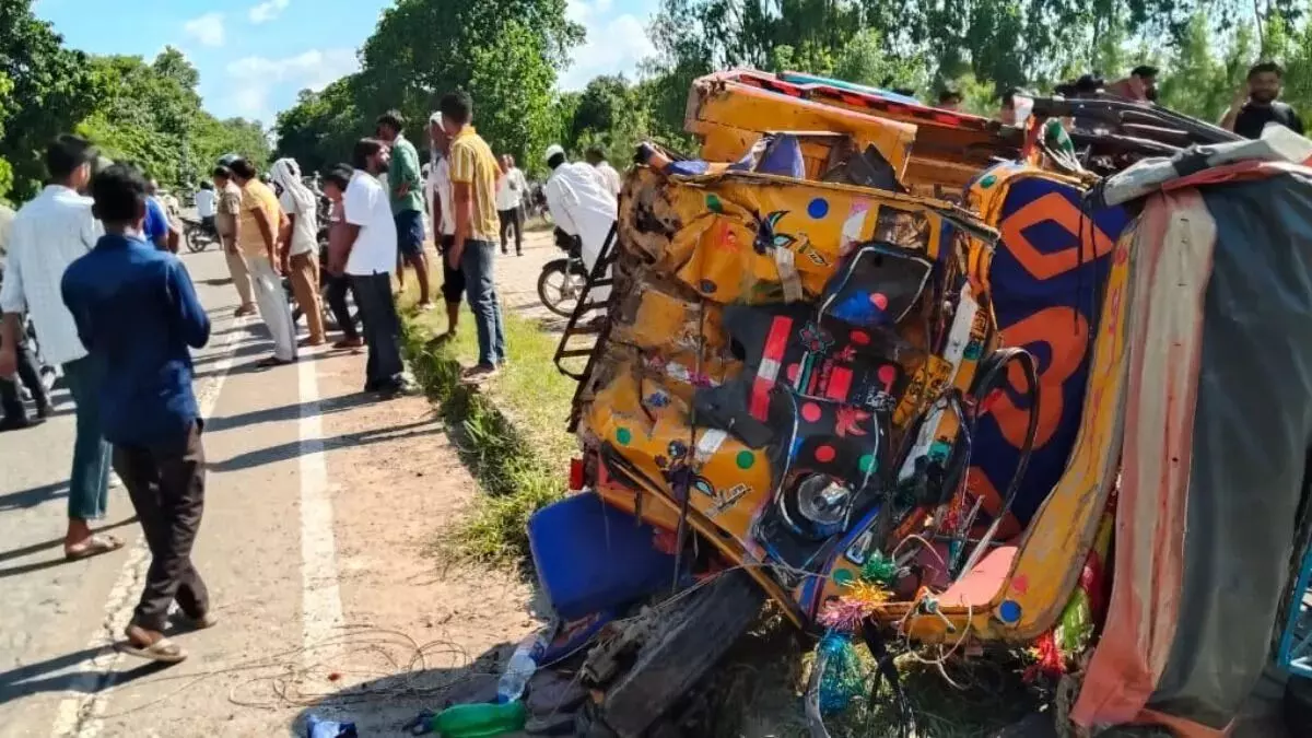 गलत दिशा में आ रही फॉर्च्यूनर कार ने टेंपो में मारी टक्कर- चार की मौत गलत दिशा में आ रही फॉर्च्यूनर कार ने टेंपो में मारी टक्कर- चार की मौत