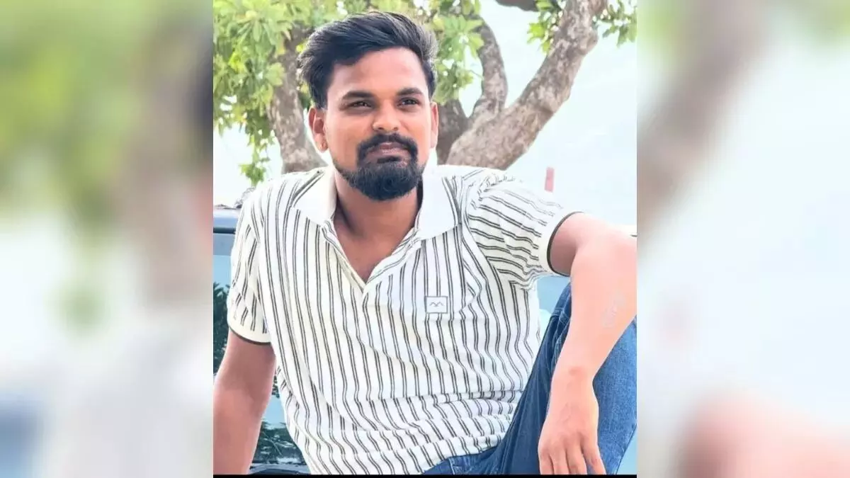 सड़क पर टहलते मुखिया के बेटे की अज्ञात बदमाशों ने गोली मारकर करदी हत्या सड़क पर टहलते मुखिया के बेटे की अज्ञात बदमाशों ने गोली मारकर करदी हत्या