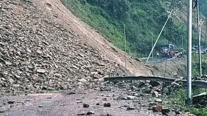 रौनी घाटी में भूस्खलन से सड़क पर कई जगहों पर दरार, मार्ग बंद