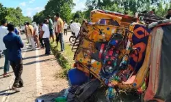 गलत दिशा में आ रही फॉर्च्यूनर कार ने टेंपो में मारी टक्कर- चार की मौत