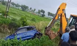 तेज रफ्तार कार बेरीकेटिंग तोड़ते हुए गिरी पानी के गड्ढे मे - 3 की मौत तेज रफ्तार कार बेरीकेटिंग तोड़ते हुए गिरी पानी के गड्ढे मे - 3 की मौत