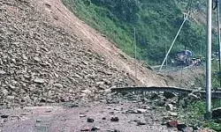 रौनी घाटी में भूस्खलन से सड़क पर कई जगहों पर दरार, मार्ग बंद