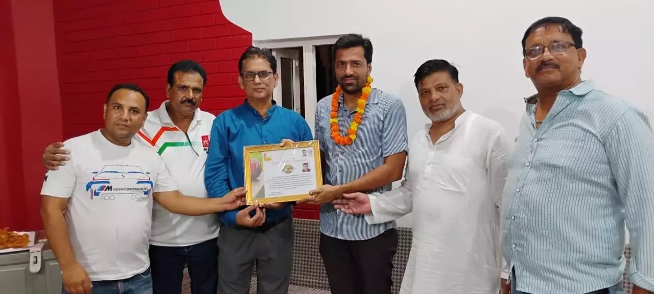 आग़ा खालिद फाउंडेशन के चैयरमेन का टीम के सदस्यों ने किया सम्मान आग़ा खालिद फाउंडेशन के चैयरमेन का टीम के सदस्यों ने किया सम्मान