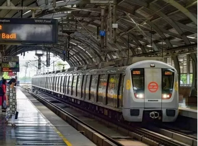 मेट्रो का झटका- पैसेंजरों को महंगाई का गिफ्ट- किराए में हुई बढ़ोतरी मेट्रो का झटका- पैसेंजरों को महंगाई का गिफ्ट- किराए में हुई बढ़ोतरी