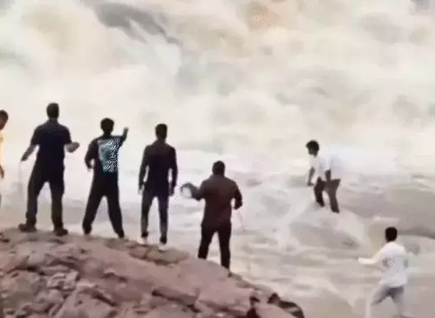 REEL बना रहे यूट्यूबर की लहर ने बनाई रेल- तेज धार खड़ा होकर बना रहा... REEL बना रहे यूट्यूबर की लहर ने बनाई रेल- तेज धार खड़ा होकर बना रहा...