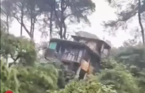 घरों में घुसा पानी और ताश के पत्तों की तरह ऐसे ढह गया तीन मंजिला मकान घरों में घुसा पानी और ताश के पत्तों की तरह ऐसे ढह गया तीन मंजिला मकान