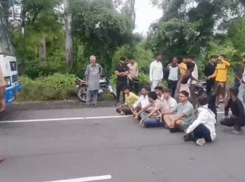 गोवंश के खून से हाईवे हुआ लाल- तेज रफ्तार गाड़ी की टक्कर से दूर तक.. गोवंश के खून से हाईवे हुआ लाल- तेज रफ्तार गाड़ी की टक्कर से दूर तक..
