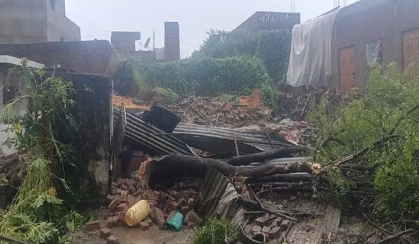 बारिश की मार से बेहाल हुआ मकान- मलबे में दबा परिवार- बेटे बहू के साथ.. बारिश की मार से बेहाल हुआ मकान- मलबे में दबा परिवार- बेटे बहू के साथ..