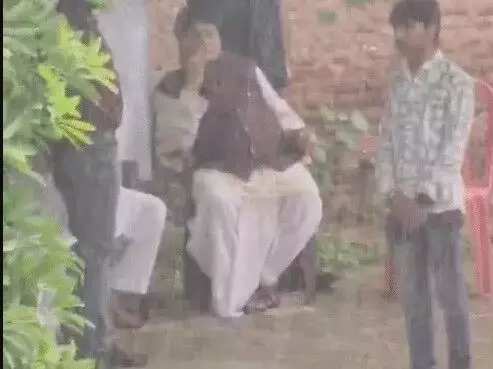 खाली पड़ी रही कुर्सियां तो सपा सांसद को हॉल में शुरू करना पड़ा धरना खाली पड़ी रही कुर्सियां तो सपा सांसद को हॉल में शुरू करना पड़ा धरना
