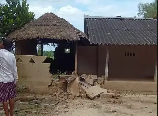 नेपाल से आए जंगली हाथियों का तांडव- मकान की दीवार तोड़ी- धान की फसल.. नेपाल से आए जंगली हाथियों का तांडव- मकान की दीवार तोड़ी- धान की फसल..