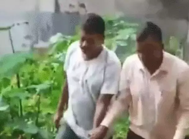 छापा पड़ते ही नाले में फेंका मोबाइल- दीवार कूद भागा MLA- लेकिन कोशिश.. छापा पड़ते ही नाले में फेंका मोबाइल- दीवार कूद भागा MLA- लेकिन कोशिश..